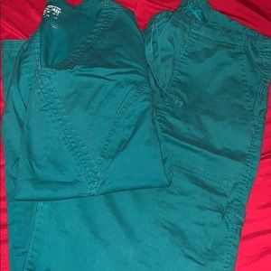 BOTTOM AND TOP SCRUBS FOR 15$